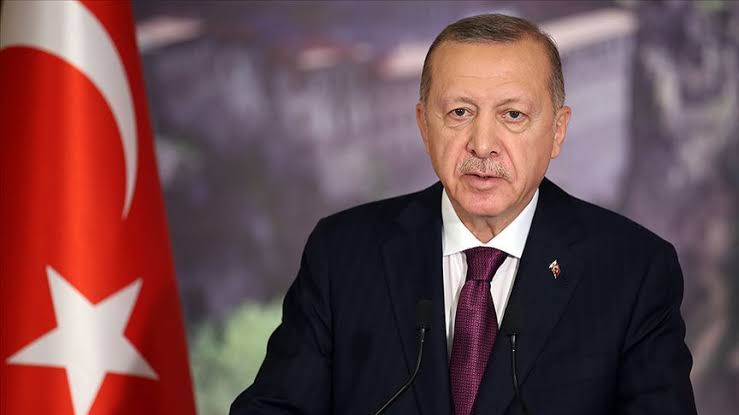 #SONDAKİKA 🔴 Cumhurbaşkanı Erdoğan: Bize insan hakları dersi veren Batılı ülkelerin pek çok Afrika ülkesinde neler yaptığını çok iyi biliyoruz. ▪️Bir damla petrolü bir damla kandan daha kıymetli gören sömürgeciler, bunları tahakküm altına almak için her yola başvurdular.