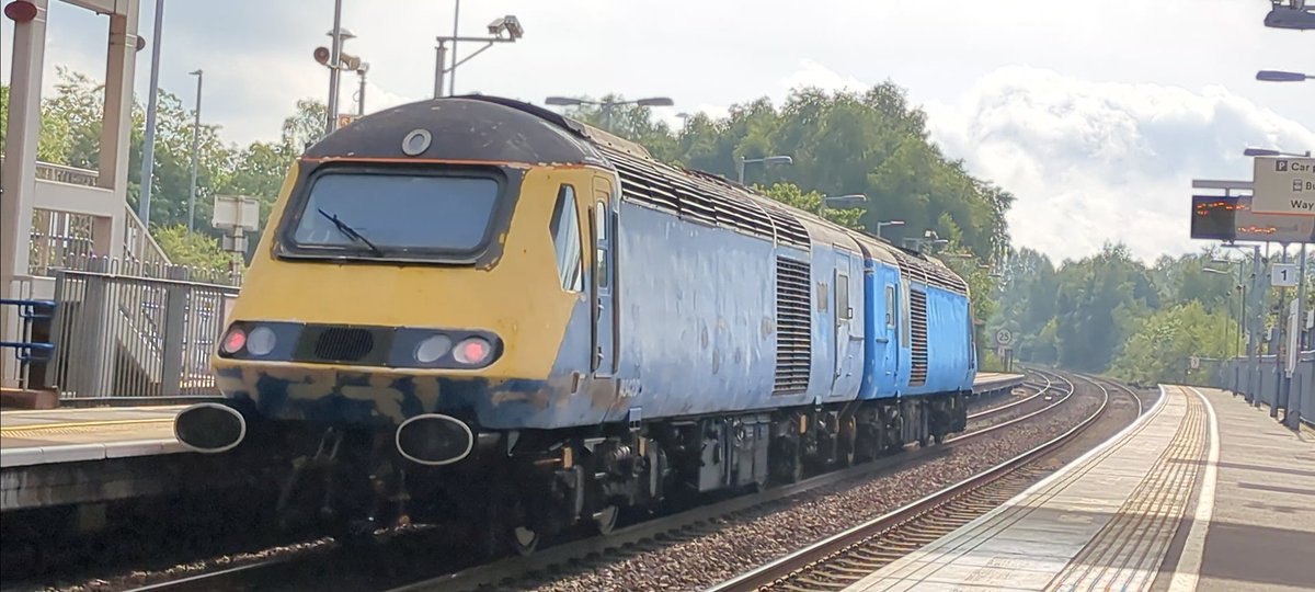 And if the Rog 37/93 combo wasn't enough, a pair of @railadventureen power cars and a pair of Balfour Beatty 20s also put in appearances this morning. @BrianNe08342467 @SpotterIan @Trainboyjack3 @Gerbil1978 @WyverLane @GwinearLane @WayDunwoodyTMD @David_B235 @Big_Controller