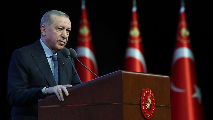 #SONDAKİKA 🔴 Cumhurbaşkanı Erdoğan: İklim değişikliğinin olumsuz etkileriyle birlikte su kaynakları ve havzaları birer çatışma hattına dönüşüyor ▪️Türkiye'nin gayretleriyle hayata geçirilen Karadeniz Girişimi olmasaydı başta Afrika olmak üzere birçok yerde kıtlık yaşanacaktı