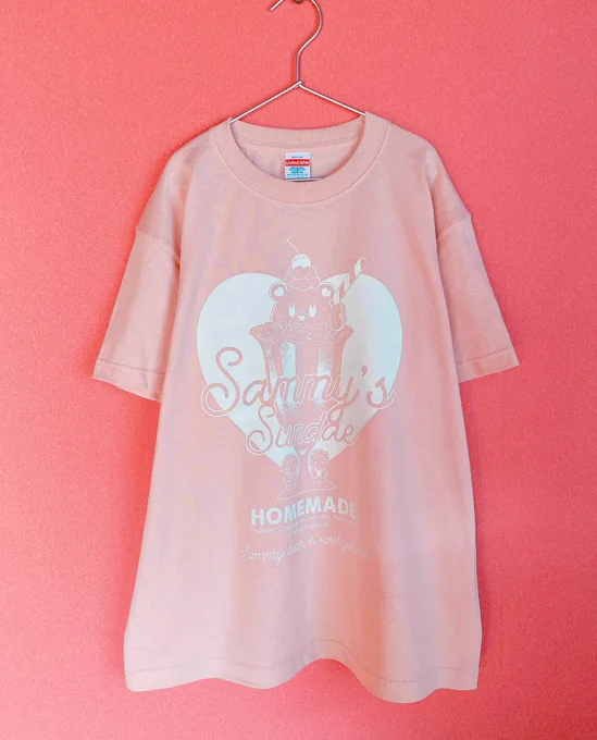 サミベアTシャツできたよー!めっちゃ可愛い!!ゆったり身幅52ある縫い目のない丸胴タイプで、しっかりした生地なのに柔らかくてちょうど良い薄さでめちゃくちゃ着心地が良い!! あと色がめっちゃいいです。くすんだピンクでインクもオフホワイトで正解でした