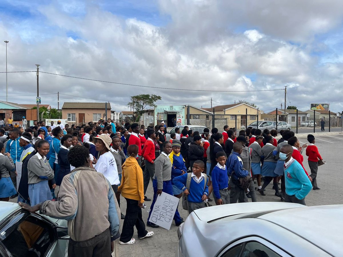 NMBM Deputy Mayor, Cllr Babalwa Lobishe, accompanied scholars from four high schools in the Townships to the Kwazakhele Police Station to participate in a march against crime. facebook.com/share/p/4RPMCE…