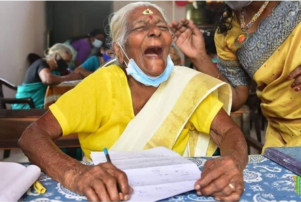 कोट्टायम की 104 वर्षीय कुट्टियाम्मा ने 'केरल साक्षरता मिशन' टेस्ट में 89/100 अंक हासिल किए हैं। उनकी मुस्कान देखो |