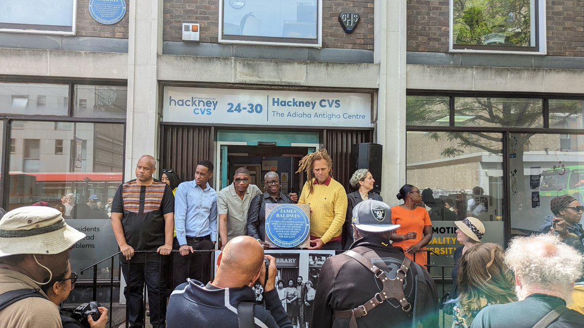 Fantastic event unveiling the plaque to legendary author and activist James Baldwin at @hackneycvs where he spoke in 1985 when it was CLR James Library, with amazing speakers outlining the continuing struggle for a fairer society. #Hackney #history