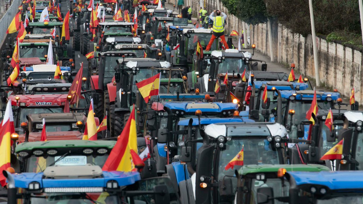 🚜Las #tractoradas están siendo castigadas con miles de sanciones de hasta 200 euros pese a que sus protestas estaban autorizadas. 🤔¿Cree @sanchezcastejon que esta política del miedo acallará nuestras voces? ¿Qué pensáis vosotros? larazon.es/economia/pedro…