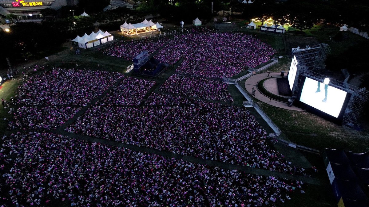 this ain’t a concert but a live play zone for BTS’ 5th muster (2019). this is what you call IMPACT. sth you can never imitate even with connections, privilege, mediaplay & payola.
