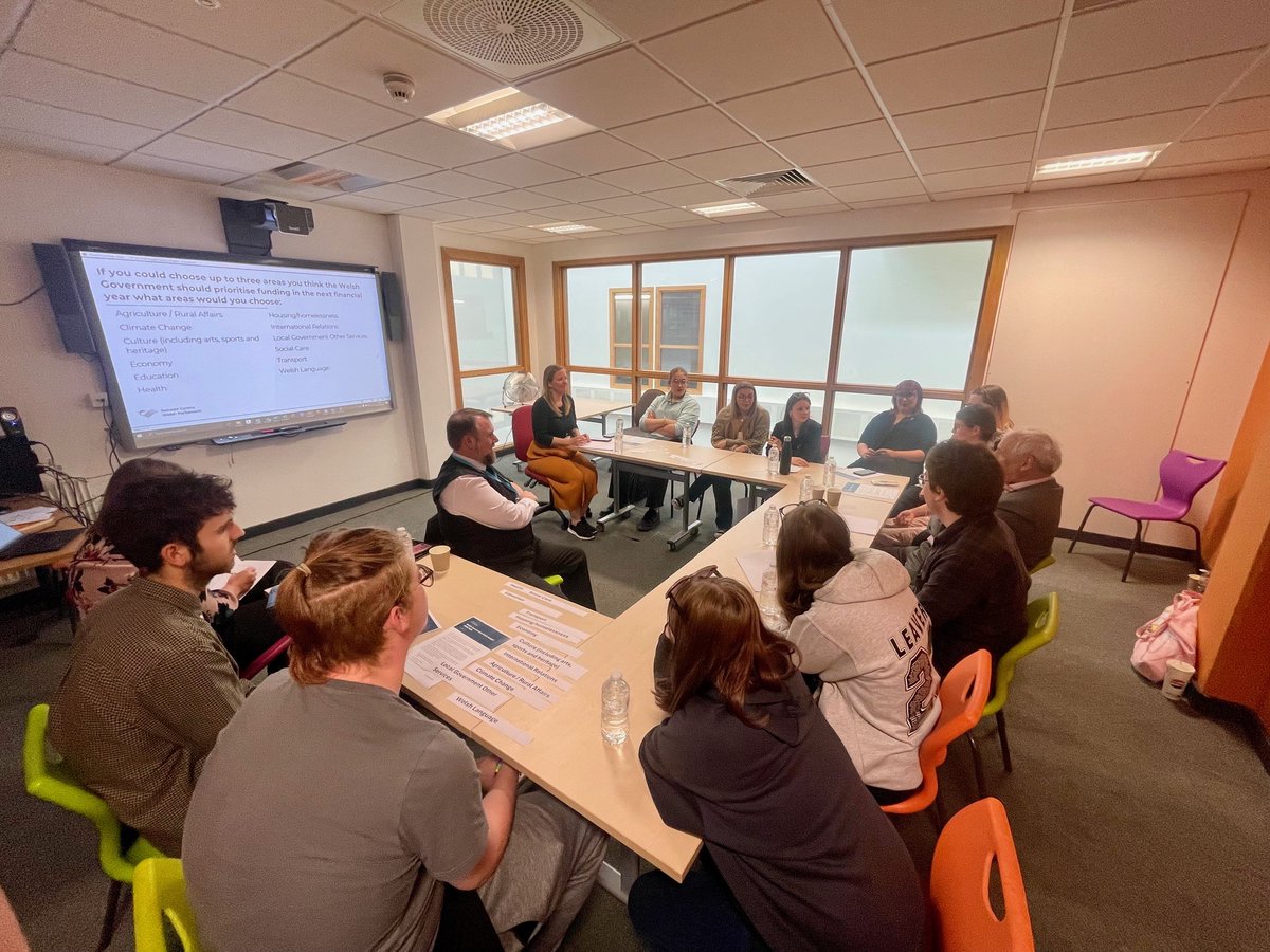 It was great to spend some time with students of @ColegyCymoedd at the Nantgarw campus as part of an engagement event through @SeneddFinance.

@MikeHedgesAM and I were put through our paces as we discussed funding priorities with the bright and engaged group.