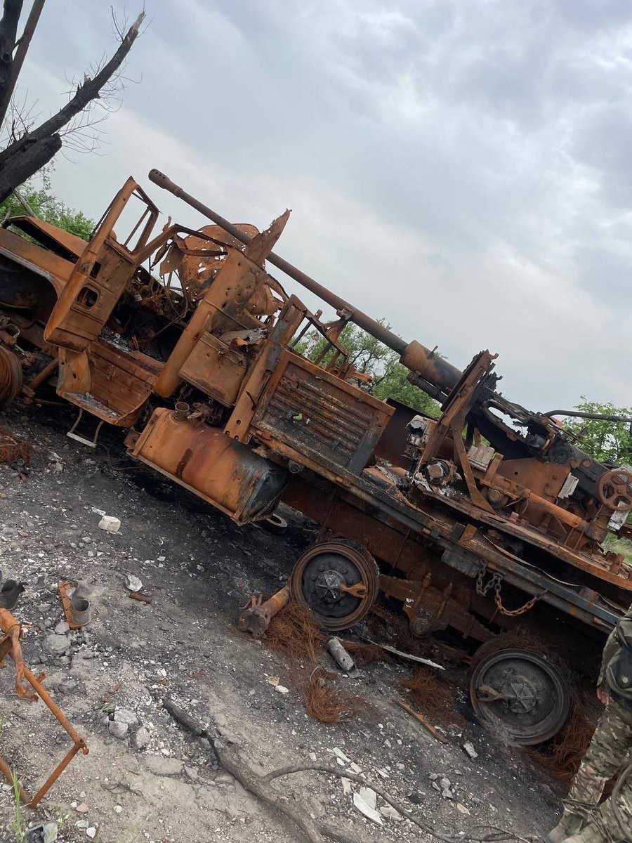 26.04.24

Destroyed 🇷🇺URAL-4320 truck equipped with the S-60 in the settlment of Pisky, Donetsk region.

Source:t.me/bumaznayaZmeya…

#UkraineWar #UkraineFrontLines #warfootage #lost_warinua