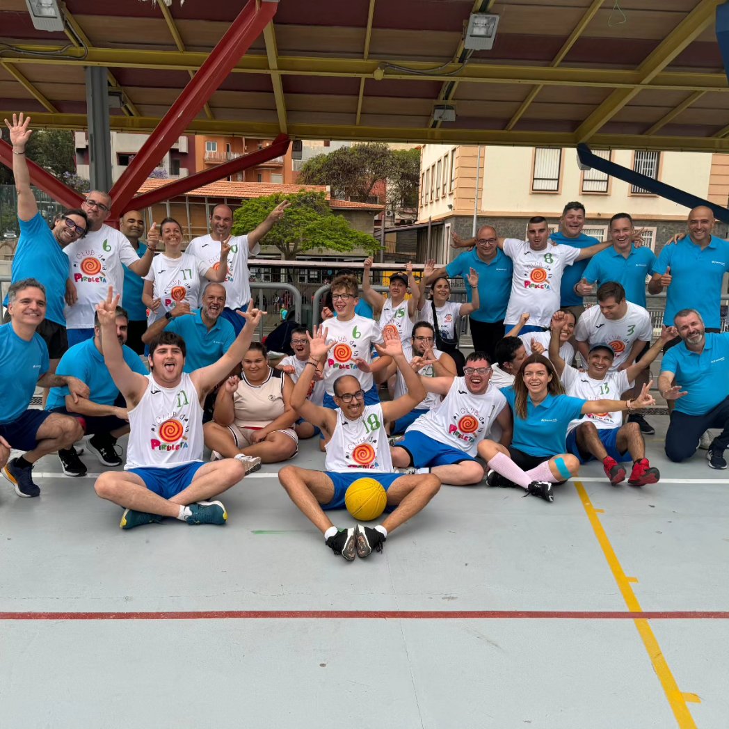 Qué divertida y gratificante tarde pasamos @VoluntCABK junto a nuestros amigos de @ClubPiruleta compartiendo pasión por el #baloncesto y el #deporte #messocial #caixabankaccionsocial #voluntariadocaixabank