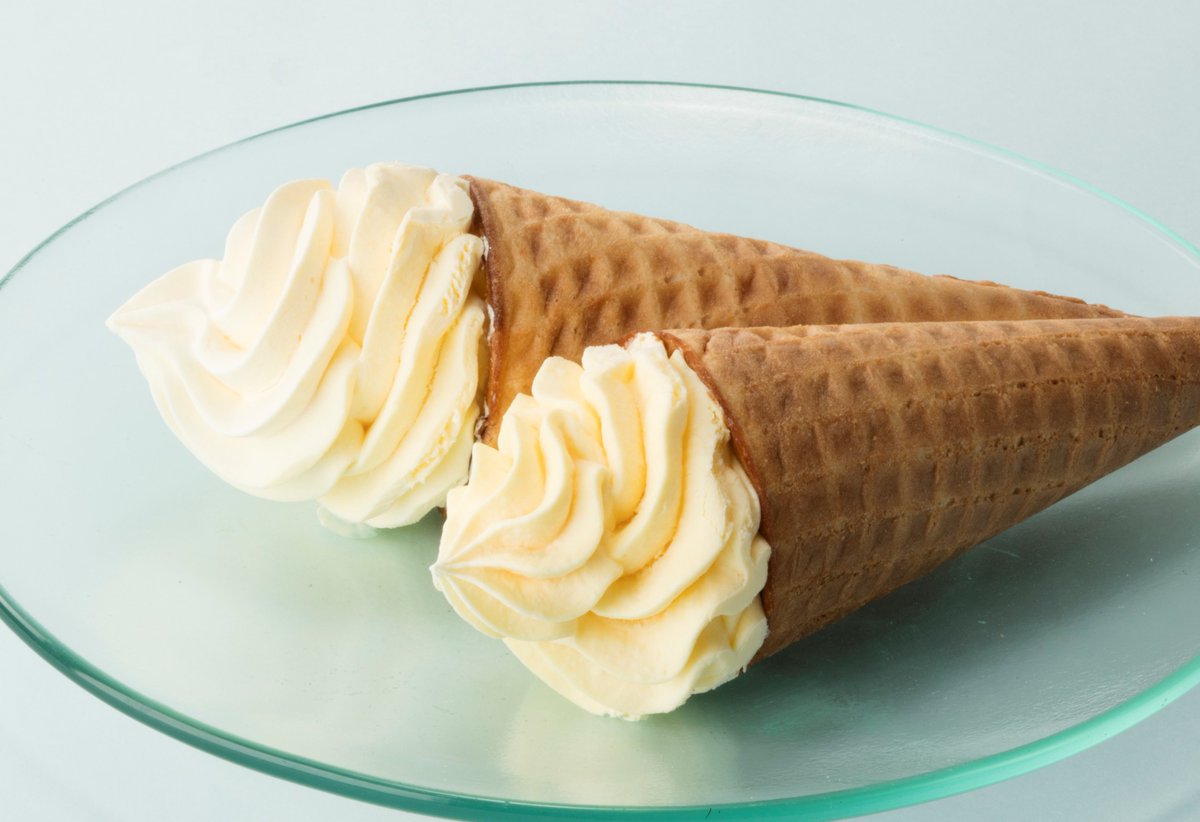 北海道バターソフト。 北海道産の発酵バターを使用した濃厚なバターアイスクリームを、自家焼きシュガーコーンに盛りつけました。 バターの芳醇な香りとコクが楽しめる濃厚なアイスです😋 byりこ #シャトレーゼ #アイス