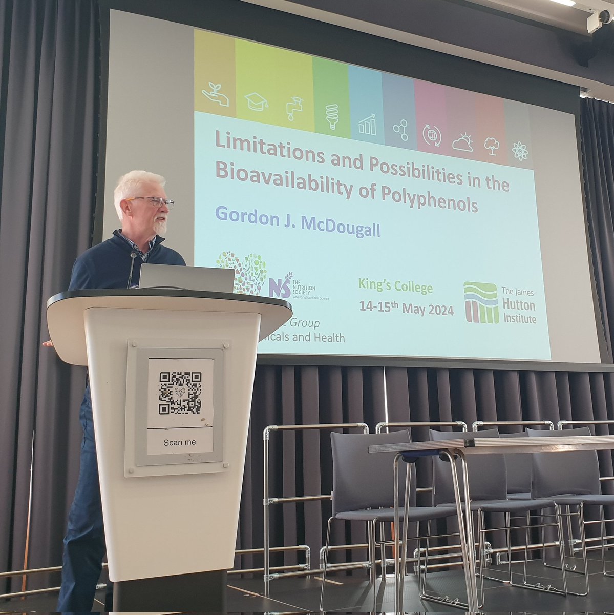 #phytochemicals and health SIG day 2! @JamesHuttonInst Gordon McDougall kicks off the bioavailability session with a berry focus 🍓

always great to see @SCAF_ARC members at the meeting! 🏴󠁧󠁢󠁳󠁣󠁴󠁿