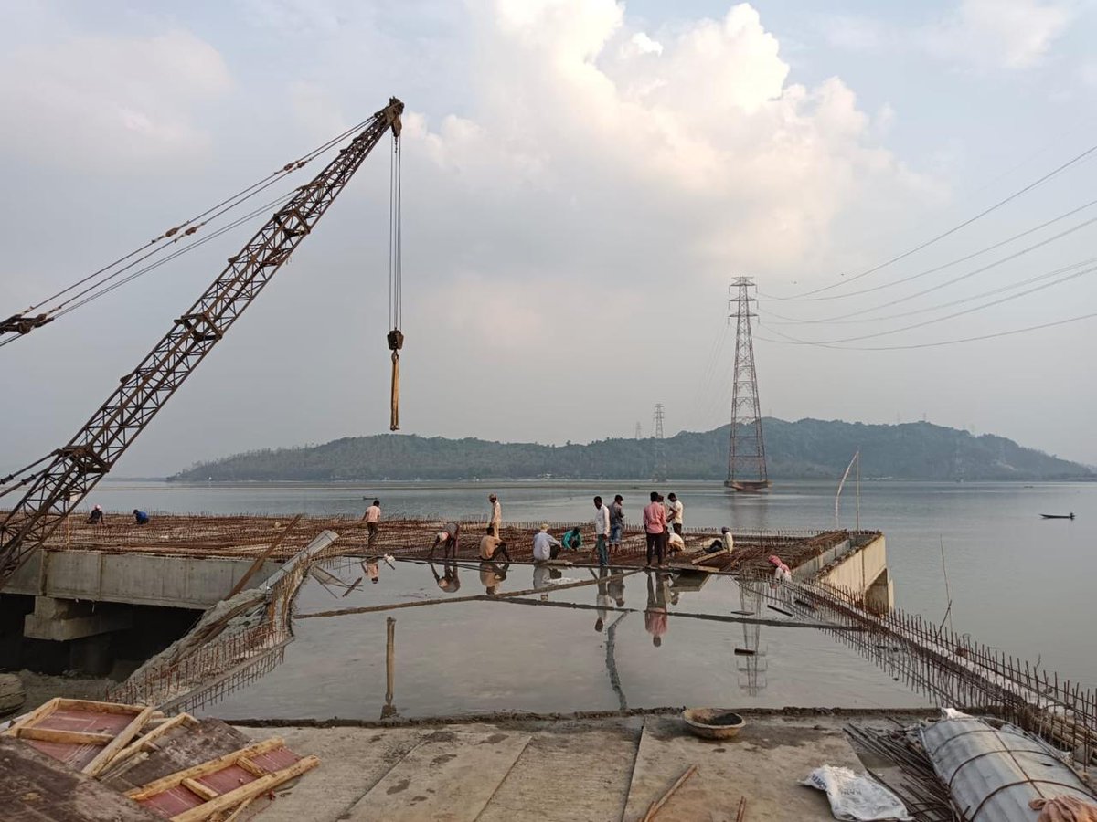 Jogighopa terminal jetty work along National Waterway 2 is near completion. This terminal is pivotal for improving trade links with Bangladesh through IBP route & for elevating India's bilateral trade with Bhutan. #northeast #acteastpolicy #connectingindiathroughwaterways