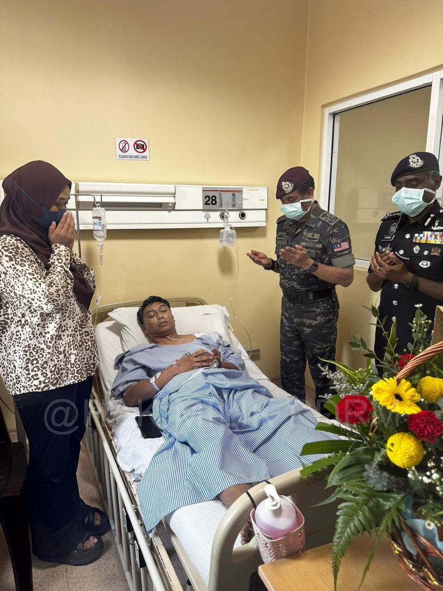 Ketua Polis Negara dan KP Johor berkesempatan memberikan sokongan moral kepada Koperal Mohd Hasif Roslan yang cedera dalam tragedi serangan di Balai Polis Ulu Tiram dekat Hospital Sultan Ismail. Foto : PDRM