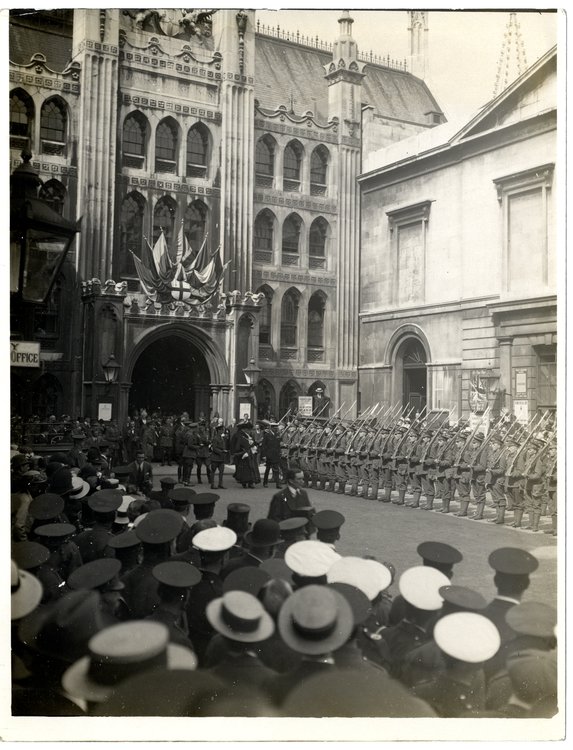 Lord Kitchener with the Lord Mayor of London inspecting the Guard of Honour (Hon. Artillery Company) at the Guildhall, just before his speech. Date: 1915 #britisharmy #Britishhistory #firstworldwar #lordkitchener