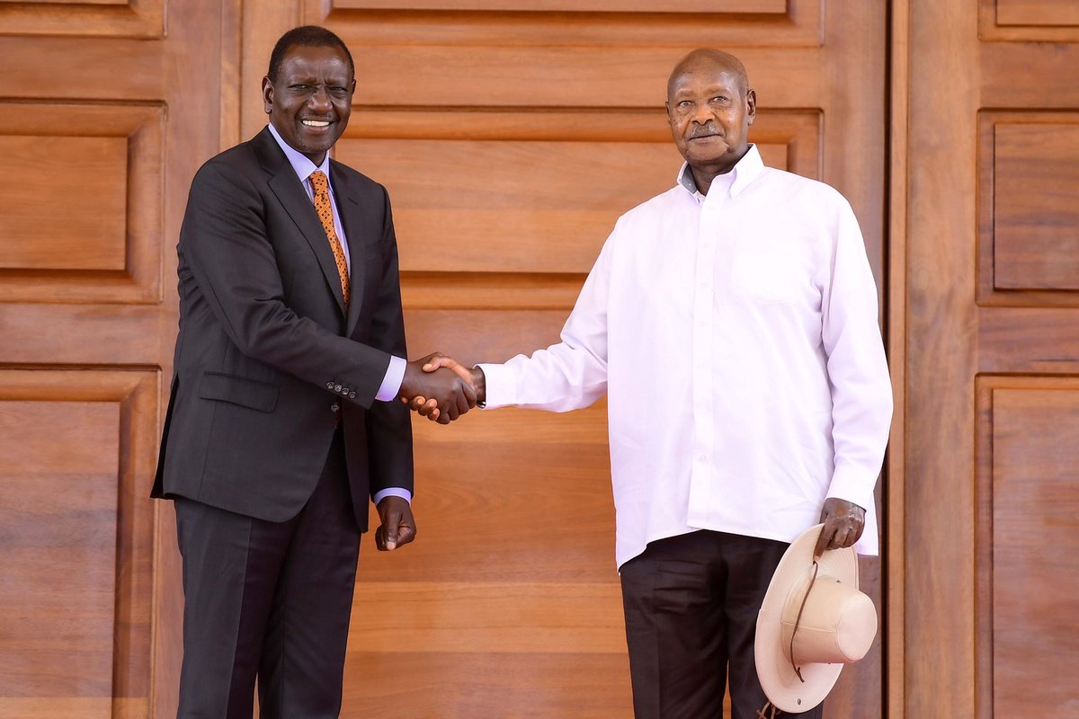 Gen @KagutaMuseveni of Uganda, went to Kenya , met his counterpart H.E @WilliamsRuto and sorted out all the issues between the two countries. Something different emissaries had failed to do! Fear this man with the hat🎩