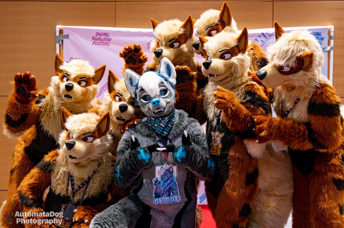 Finally made it! 😍 I ran into those handsome boys at #FWA2024 - Thank you so much @packonines , you guys are awesome!💙 #FursuitFriday 📸 @AutomataDog