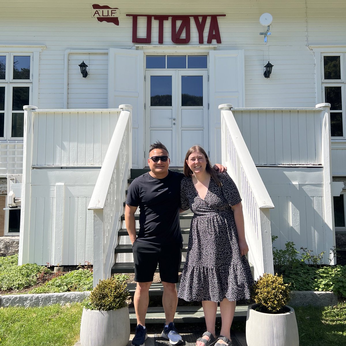 Altid specielt at besøge Utøya 🇳🇴🌹
Tak til min norske ven, AUF-leder @AstridWilla, for rundvisningen på øen. Aldri tie, aldri glemme ❤️ #Utøya @aufnorge
