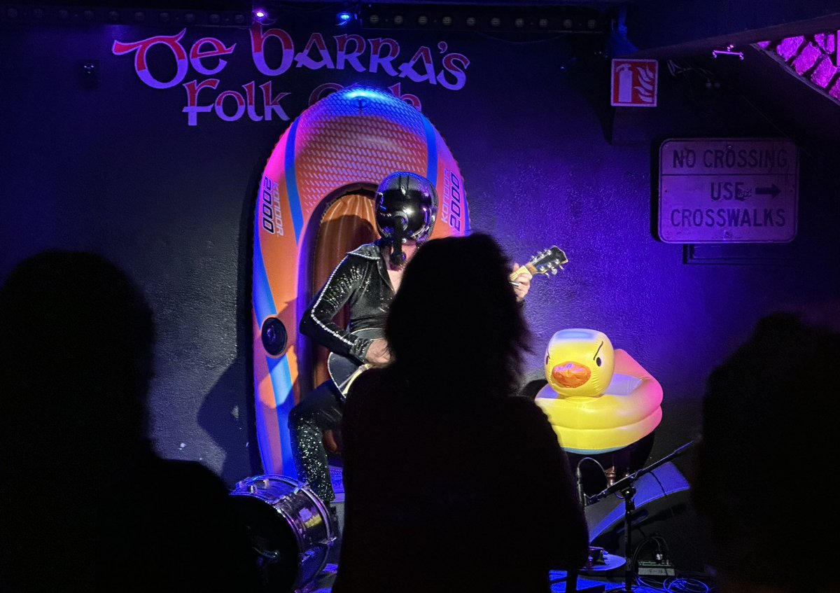 Bob Log you magnificent bastard you!! #boblogiii #DeBarras #FolkClub #Clonakilty #WestCork #BestCork #guitarparty #guitartown