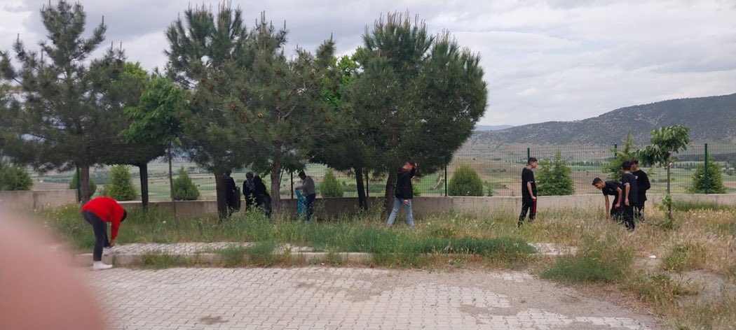 LokmanMtal's tweet photo. OKULUMUZUN BAHÇESİNİ TEMİZLİYORUZ
BEN HER YERDE VARIM projesi kapsamında  okul bahçesindeki atıkları topladık . https://t.co/er4BshilKy