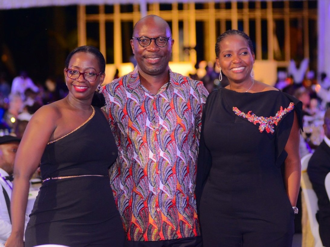 Pic of the wk with the amazing duo, the brilliant lawyer owek @ANMakubuya and the intelligent & beautiful Anne Juuko current Standard Bank regional global markets boss & Ex CE stanbic bank. Gd pple, protect ur space, associate with pple who breathe life into you 📸 @Samuel2Katta