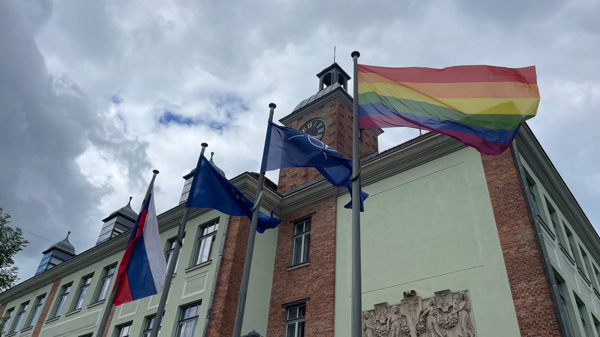 17 May reminds us of the fact that #LGBTIQ+ persons around the world are still discriminated, attacked, stigmatized and criminalized. #Slovenia 🇸🇮 joins the call 'No one left behind: equality, freedom and justice for all'. #IDAHOBIT 👀📜👇 gov.si/en/news/2024-0…