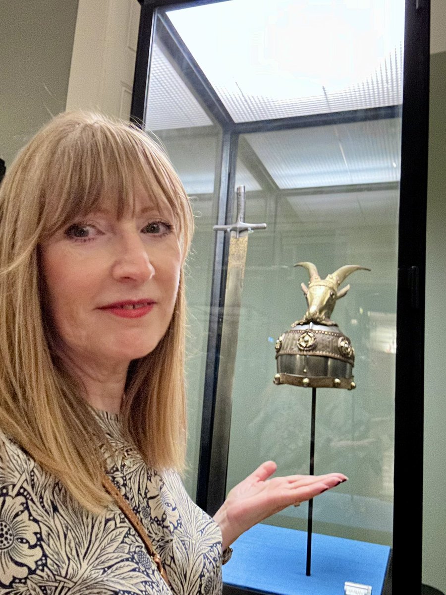 The helmet & sword of Gjergj Kastrioti, aka #Skanderbeg, Albania’s national hero are not in #Albania but Vienna. Yesterday I made a pilgrimage to see these magnificent objects. You can read more about them here: carolynperry.blogspot.com/2020/12/the-he…