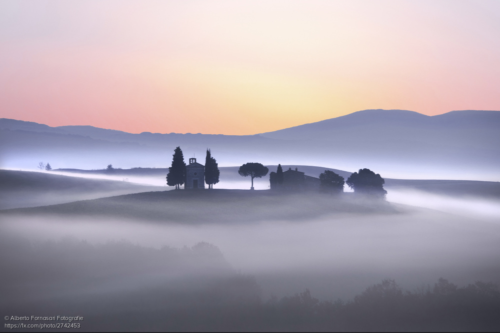 'Foggy Dawn in Tuscany' by Alberto Fornasari. 1x.com/photo/2742453/… #landscapephotography #Tuscany #Italy #dawn #fog #mood