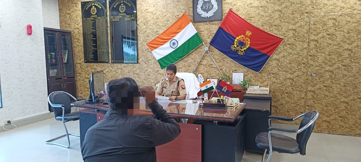 #auraiya_police    
 पुलिस अधीक्षक औरैया @ipsCharuNigam द्वारा पुलिस कार्यालय में आये  फरियादियों की बारी-बारी से जनसुनवाई करते हुये उनकी समस्यायों को विस्तारपूर्वक सुनकर पीड़ितों को न्याय का भरोसा दिलाते हुये गुणवत्तापूर्ण समयबद्ध तरीके से न्यायोचित निस्तारण करने हेतु