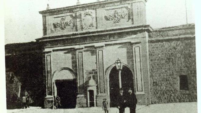 🧐🇩🇰Tal día como hoy en 1902, las Puertas de Madrid son demolidas. Construida entre 1776 y 1786 por orden del rey Carlos III de Borbón, se encontraban a la entrada de la calle del Carmen.