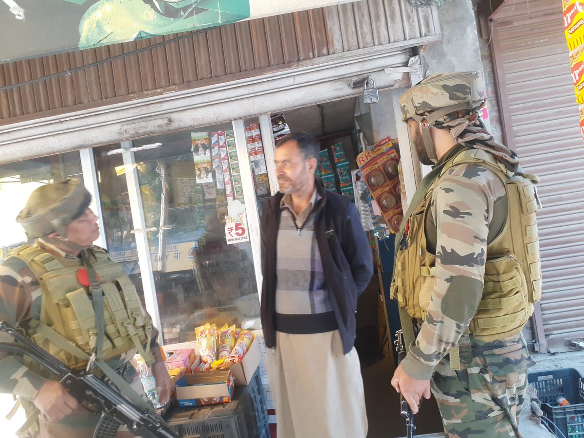 ToofaniBaba1's tweet photo. Chattergul Army Camp of Wussan Battalion organised Interaction with local shopkeepers at the Chak Prank Market. Feedback and suggestions were taken to maintain the security situation and encourage tourism and sales in the Market area.
@official_dgar
@Mesmer_Manasbal
#Srinagar #NationFirst #KashmirDiaries #Ganderbal #YouthofKashmir #ExploreKashmir #IndianArmyPeopleArmy #NayaKashmir  #Awam #HarGharTiranga #BadaltaJammuandKashmir #Soldier #BraveHearts #Nation #NewIndia #ProudtoBeIndian #StrongAndCapable #SecurityForces #interectionwithshopkeeper