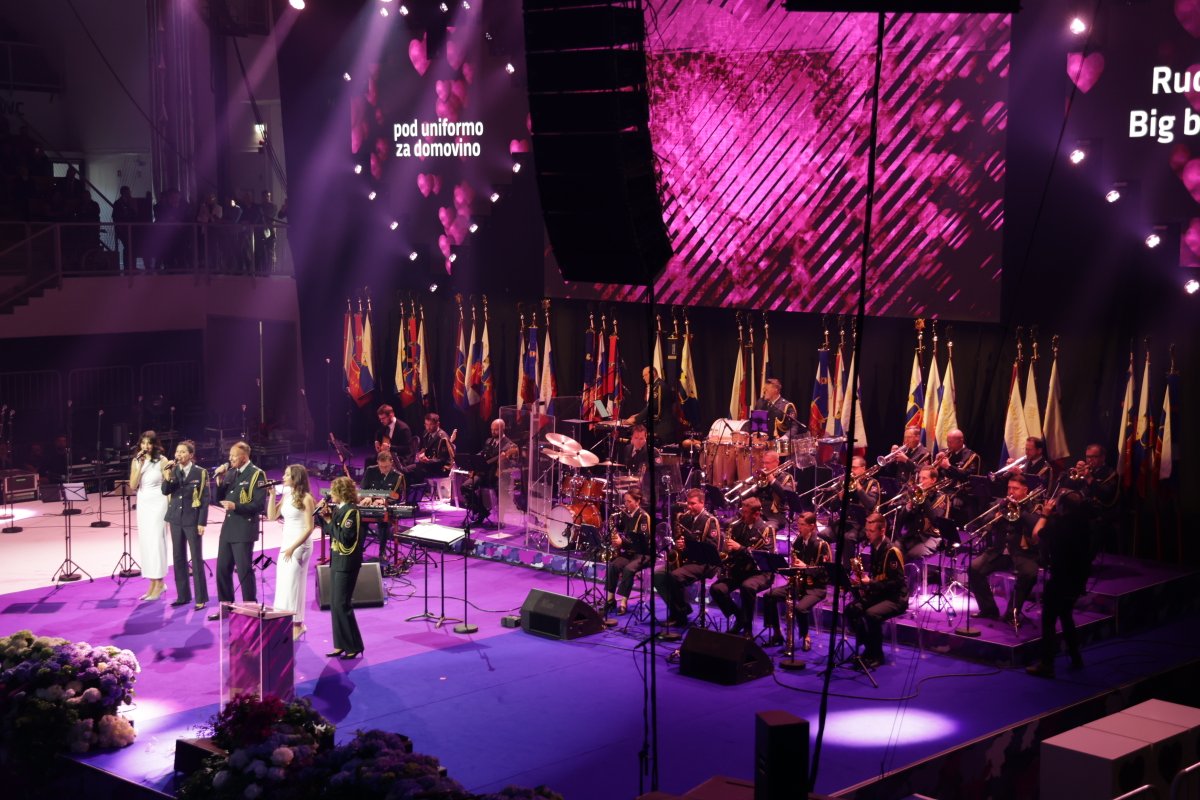 Posnetek koncerta Big band Orkestra Slovenske vojske z znanimi slovenskimi glasbenicami in glasbeniki v počastitev dneva @Slovenskavojska si lahko ogledate nocoj ob 20.00 na prvem programu @TVSlovenija (TV SLO 1). Srce pod uniformo, srce za domovino 💜