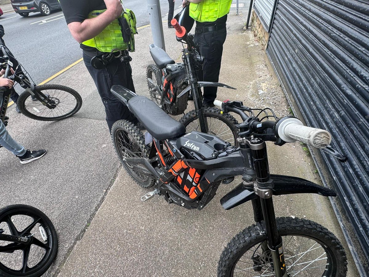 Two @surrontech electric motorbikes seized on Killinghall Road @WYP_BradfordE. One rider detained and arrested for offences under the Misuse of Drugs Act and Road Traffic Act. #opsteerside @DriveInsured @OpTutelage #driveinsured