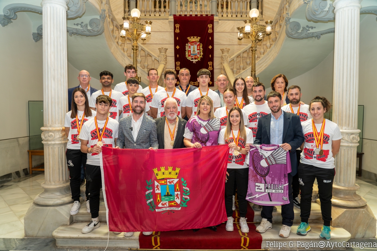 🏸🏅El @BDM_Cartagena celebra en el Palacio Consistorial su ascenso a División de Honor. 📢La alcaldesa, @NoeliaArroyoHer ha destacado que el municipio está de enhorabuena, cosechando numerosos éxitos deportivos en los últimos meses. 🌐Más información en cartagena.es/detalle_notici…