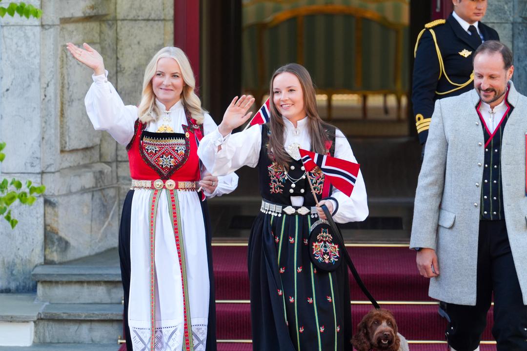 Syttende mai: Crown Princess Mette-Marit, Princess Ingrid Alexandra and Crown Prince Haakon greet children's parade in Asker #Norway #17mai #nationalday 
vg.no/rampelys/i/Jbo…