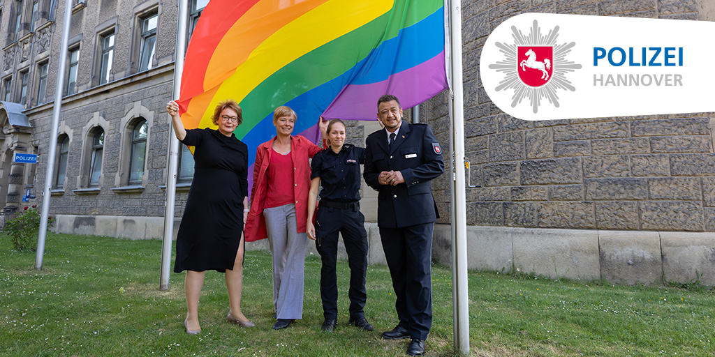 🔵 #IDAHOBIT2024 🔵 Niedersächsisches Ministerium für Inneres und Sport und Polizeidirektion Hannover setzen ein Zeichen für Vielfalt und hissen unter anderem die Regenbogenflagge. Weitere Infos: fcld.ly/iw45p5l