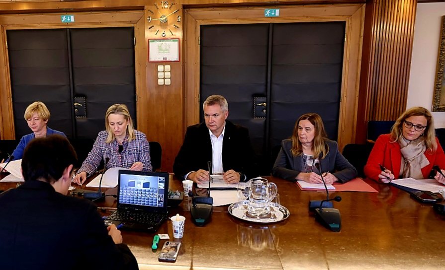 V Državnem zboru smo na Odboru za zadeve EU dobili podporo stališčem vlade na dveh področjih:
1. Svet EU, ki bo zlasti namenjen ambicijam pri vesoljskih tehnologijah.
2. Zaščiti evropskih držav pred arbitražami postopki pri investicijskih sporih na področju energetike.