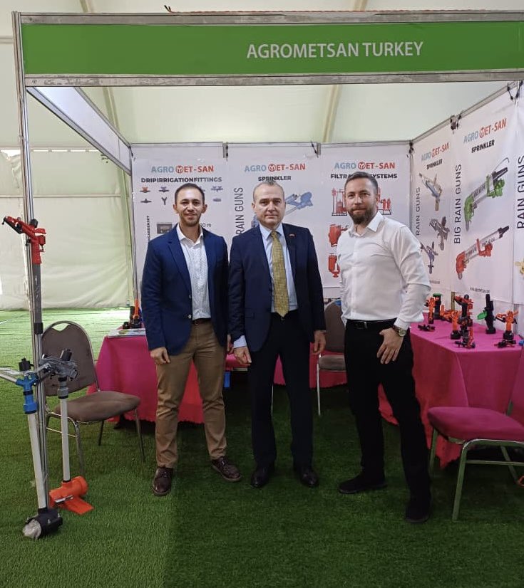 TC_KampalaBE's tweet photo. Büyükelçi Ak, 16-19 Mayıs tarihlerinde Kampala’da düzenlenmekte olan “Agro &amp; Poultry 2024” fuarına katılan firmalarımızı Ticaret Müşavirimiz Erhan Gökçe ile birlikte ziyaret etti. Uganda, tarım&amp;hayvancılık alanlarında işinsanlarımız için büyük fırsatlar sunuyor. 

#TürkiyeUganda https://t.co/zOdtKTOAzv
