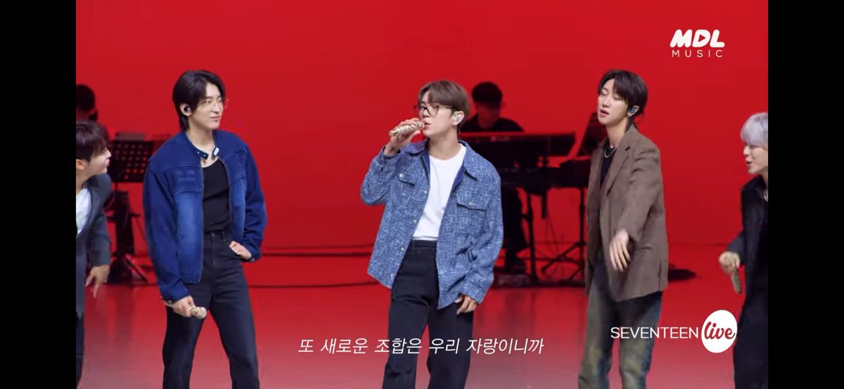 serranoaliana's tweet photo. Seungkwan’s dance break 🔥
Hoshi’s proud vocal moment 🔥
Joshua specs 🤓🩵🩷
Maestro w the live band was on point, they were having fun while performing, the best 💯 

#itsLive_event_SEVENTEEN_3 https://t.co/kNv9KuNnZn