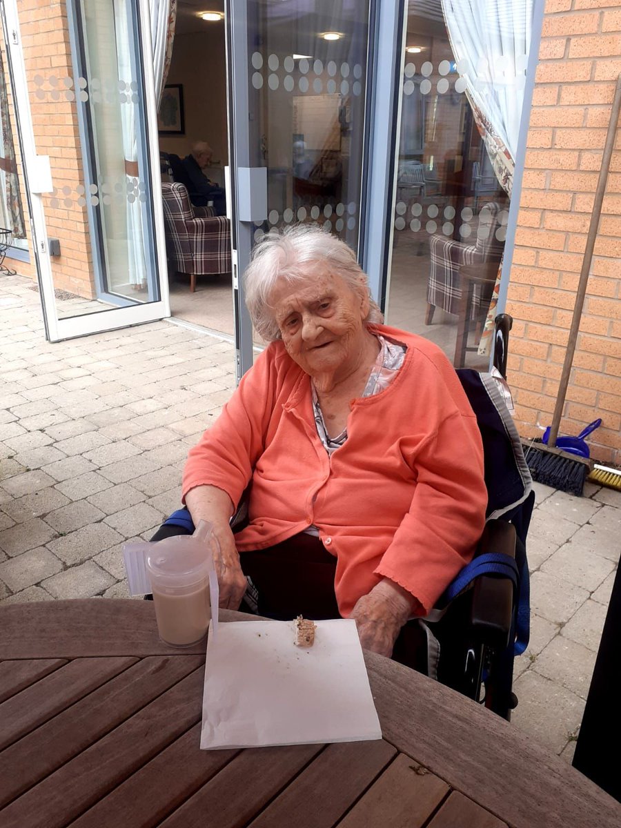 🌹 🌺 🌞 Enjoying the garden & the sunshine (in between the rain!) here at The Beeches. 
buff.ly/3sW9zBv 

#ProudToBeParkhaven #charity #notforprofit #values #kindness #care #excellence #respect #compassion #dignity #choice #dementia #dementiacare #dementiactionweek