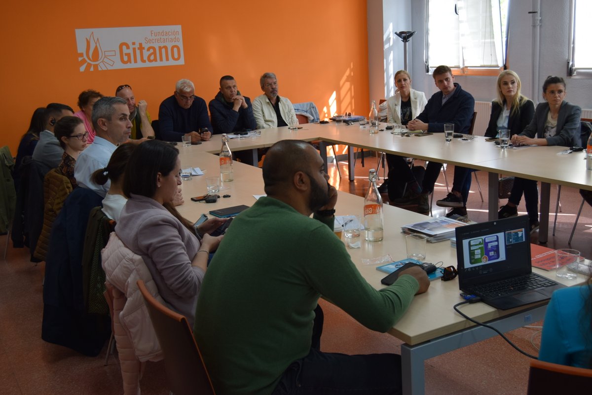 Continuamos, hoy en nuestra sede central, con el Taller sobre Políticas de #Vivienda, con @Eurochild_org. Estamos compartiendo buenas prácticas y claves de éxito para abordar los realojos de población gitana, basados en nuestra experiencia en España. #SafeHousingSecureFamilies