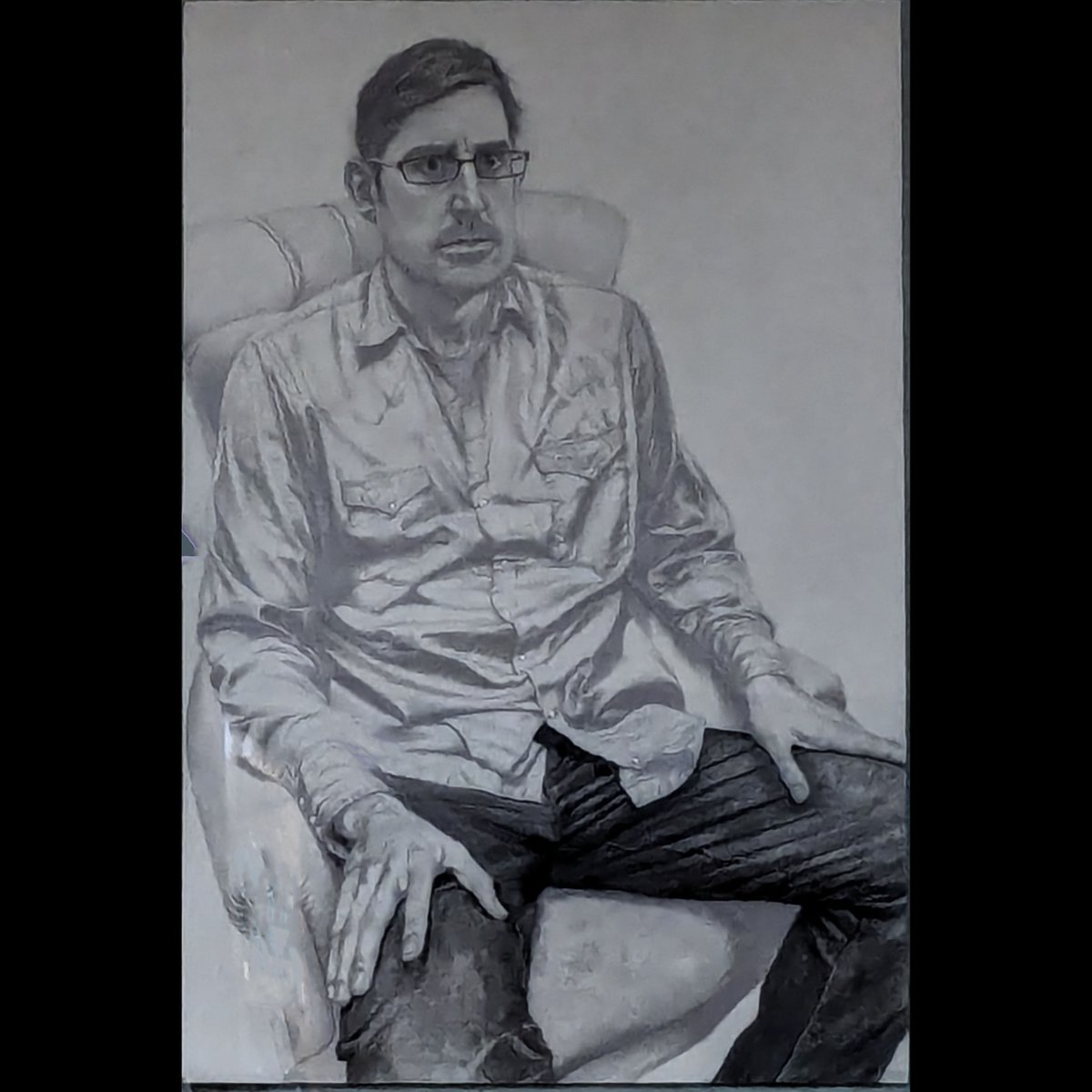 Louis Theroux was born #OnThisDay in 1970. Did you know that he attended Magdalen College? This pencil sketch portrait of the documentary maker, by Stuart Pearson Wright, hangs in our Longwall Library. Happy Birthday, Louis 🎈🎂🥳