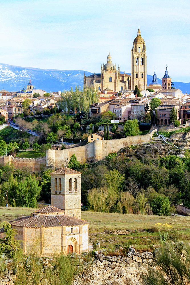 Magnífica vista de Segovia, con la iglesia de la Vera Cruz en primer término, la muralla y la Catedral. segoviaunbuenplan.com/turismo-segovi… ⠀ #segovia #turismo #travel #spain #españa #tourism #viajar #photography #viajes #instatravel #trip #madrid #photooftheday