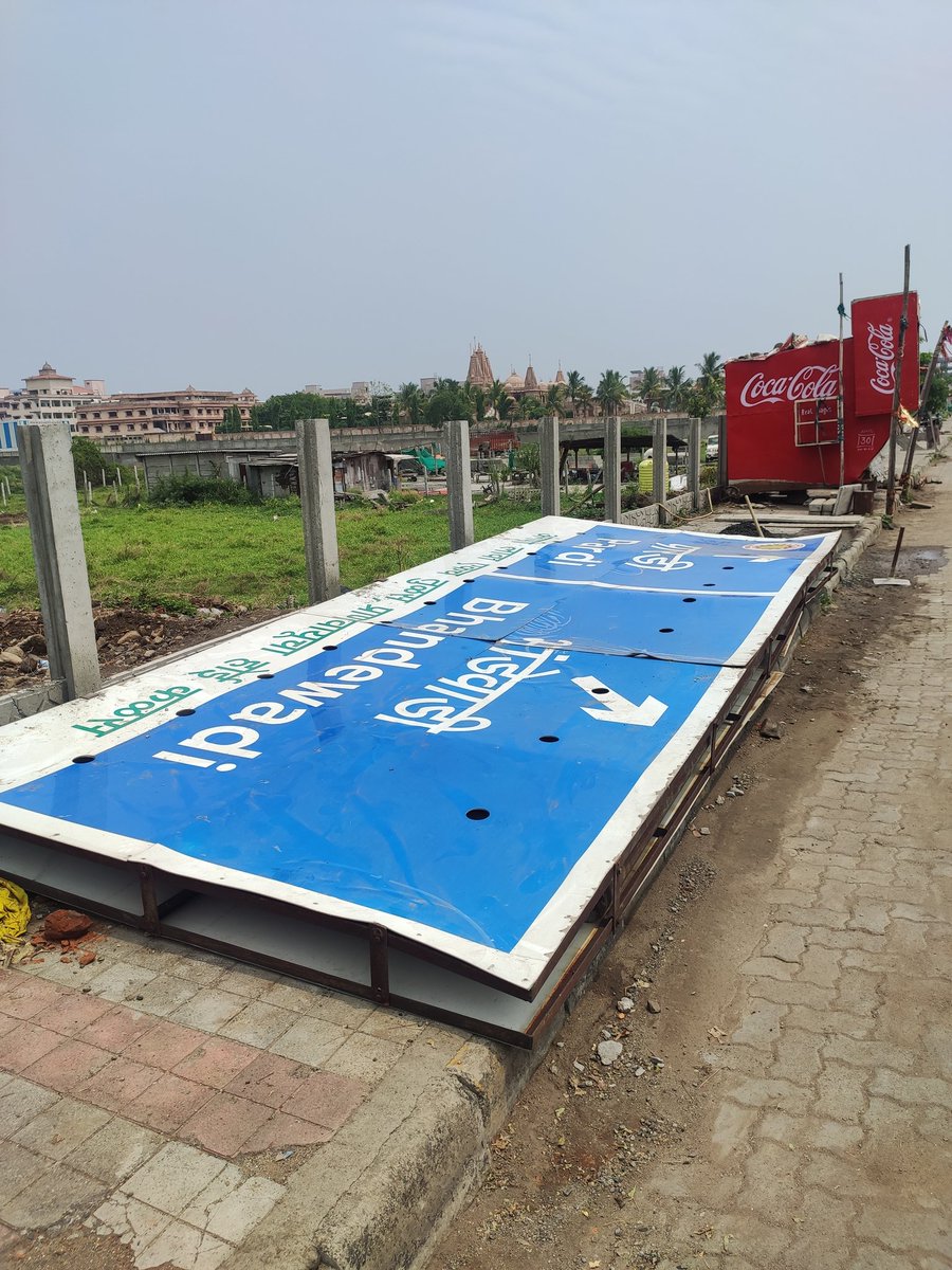 A hoarding collapsed in the middle of the road near #SwaminarayanMandir, #Nagpur due to heavy rains on Thursday. Now authorities should be more alert to avoid such incidents. #Hoardingcollapse #Weather #Strongwind #climate #GhatkoparHoarding #safety #nmc #Lokmat #LokmatTimes