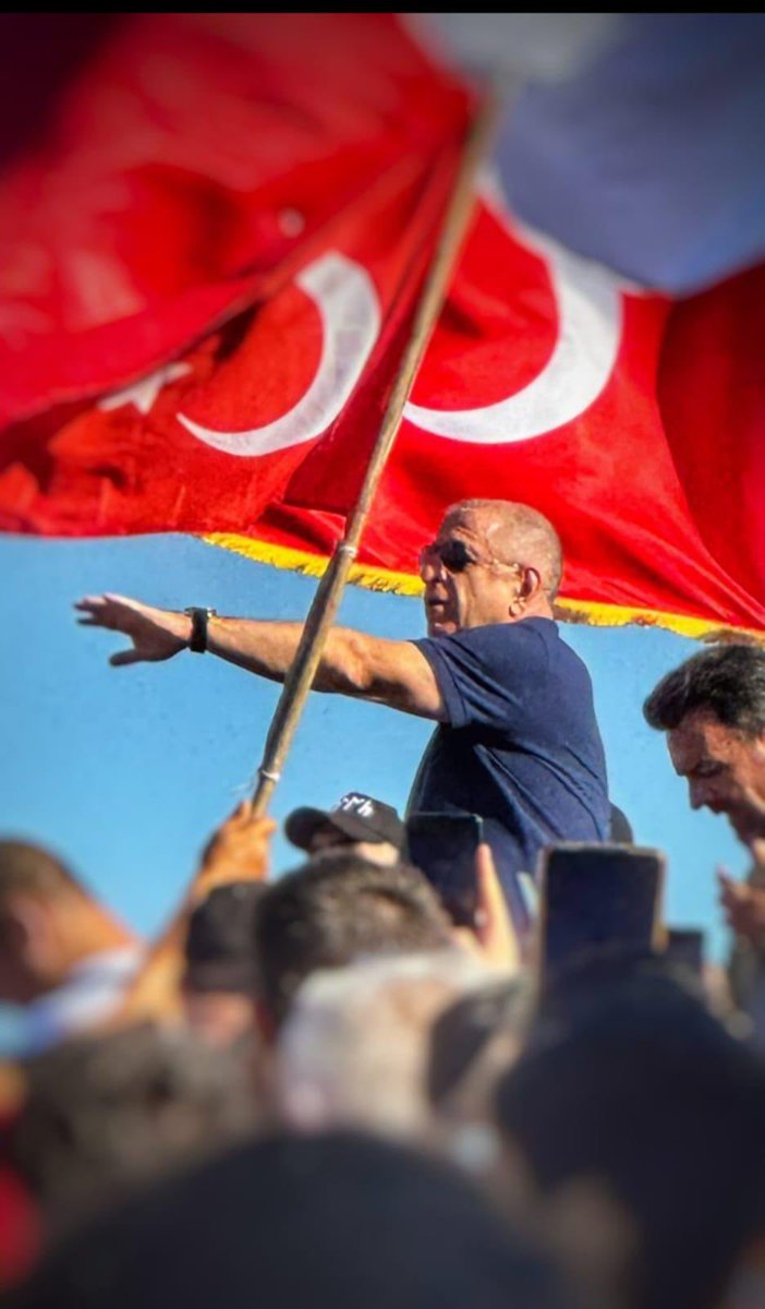 Zafer Partisi’nin Türk siyasetindeki konumu merkezdedir. Zafer Partisi merkezdeki partidir. Çünkü siyasette bir partinin nerede konumlandığını devletin kuruluş felsefesi ve ilkeleri ile arasındaki ilişki belirler. Zafer Partisi Cumhuriyetin kuruluş felsefesini tavizsiz savunan,