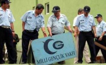 Bin yıl sürecek denilerek binlerce gencimizin kalbinde yaralar açanlar, onbinlerce kişiyi fişleyenler, Erbakan Hocamıza ve milletimize zor zamanlar yaşatan 28 Şubat zihniyetinin tutuklu üyelerinin serbest bırakılması; zihinlerde ve kalplerde derin yaralar açacaktır. Bu kararı