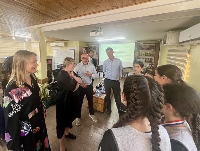 De 🇧🇪 minister van Ontwikkelingssamenwerking is in Palestina en Jordanië om de humanitaire crisis en de samenwerking tussen 🇧🇪 en 🇵🇸 te bespreken. 
Ze bezocht een jongerenproject in #Jeruzalem van onze partner @BurjAlLuqluq. Dit initiatief ondersteunt 500 kinderen &amp; 200 families.