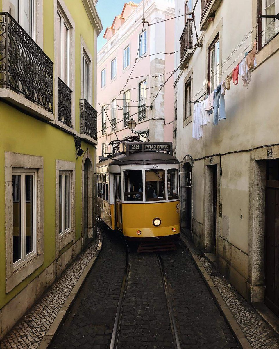 Lizbon tramwayı evin tam önünden geçiyor. Sokağa adımını atıyorsun ve cırkk. 🤭 #Lisbon #Streetcar