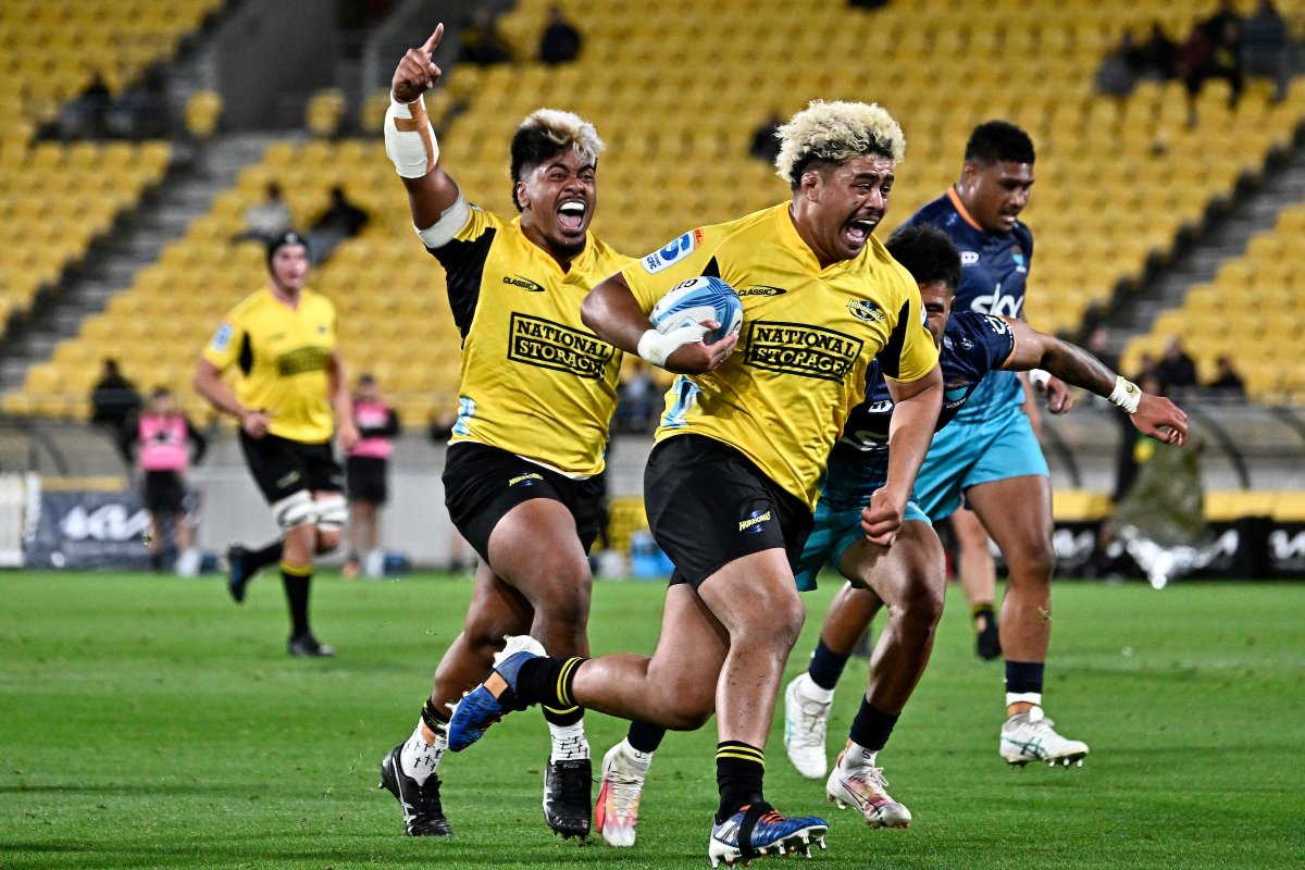 In a tough fought battle, @Hurricanesrugby have scraped through with a WIN over @MoanaPasifika_ FT score 🟡32-24 🔵 📸 @PhotosportNZ