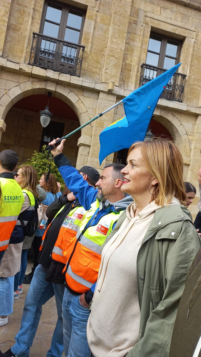 Gracias @Yolanda_Diaz_ por venir a Asturias a defender a los trabajadores. Gracias por ponerte a lado de quienes están en riesgo de perder sus trabajos. Lo voy a repetir , el objetivo de las fuerzas progresistas, de todas @GobAsturias , debe ser parar la deslocalización.
