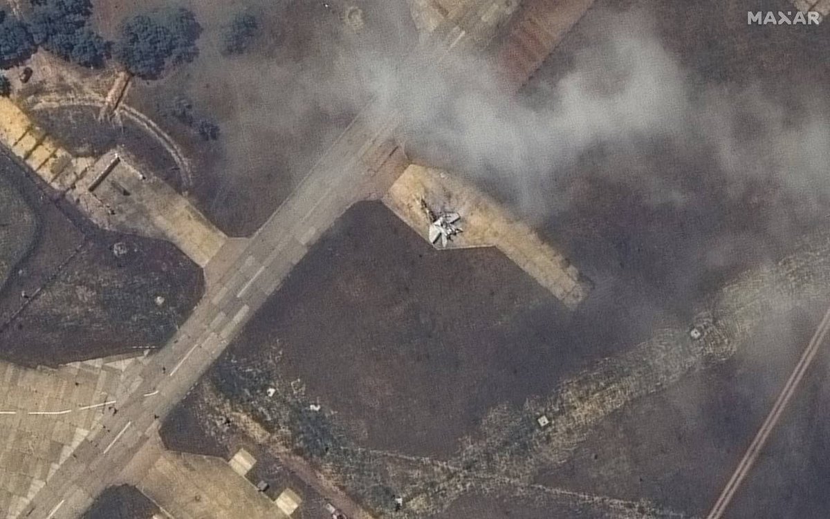 🇺🇦🇷🇺 Maxar has published satellite images of the Belbek airfield after the ATACMS strikes.

The photographs show two destroyed MiG-31s and one SU-27, a damaged MiG-29, as well as a fuel and lubricants warehouse with traces of fire.