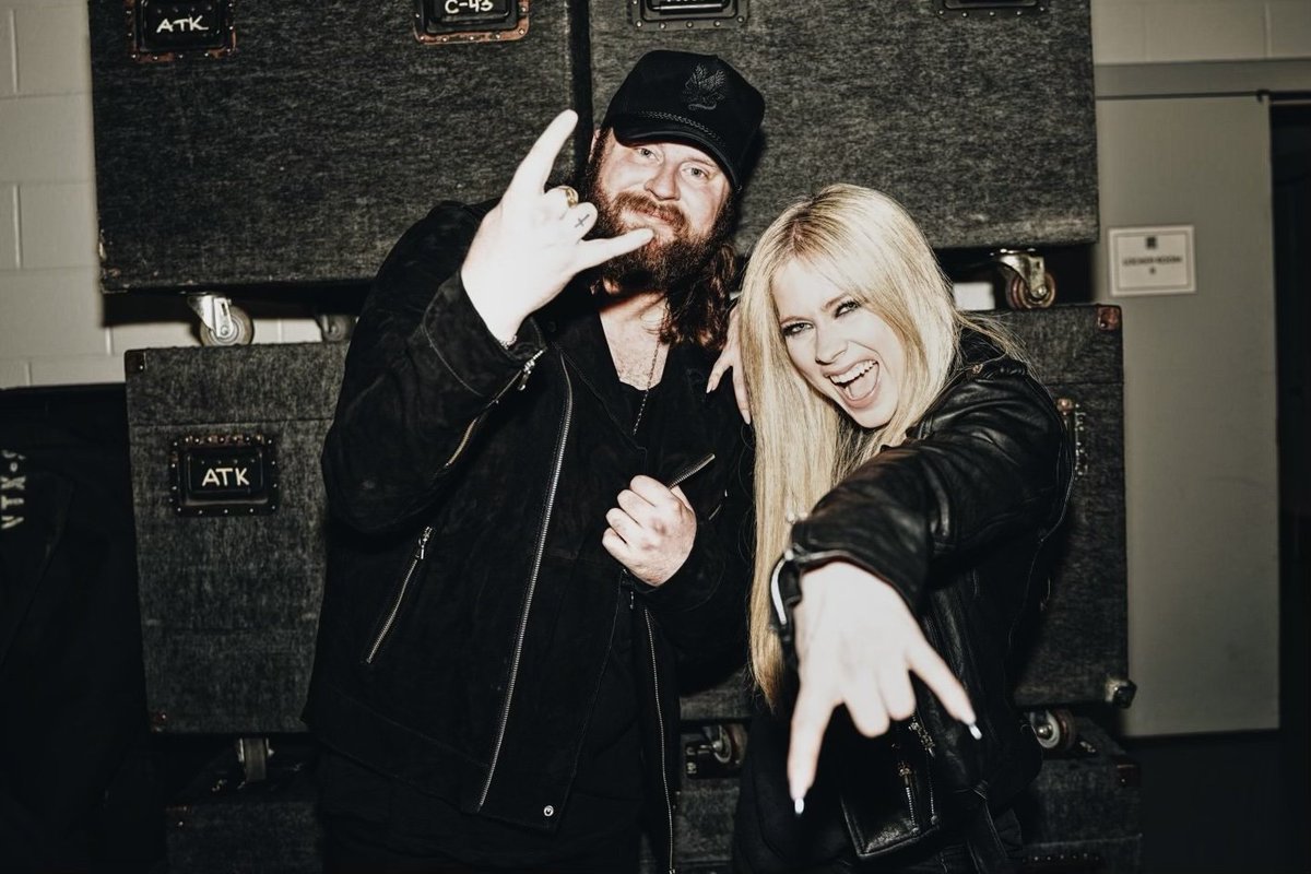 Avril Lavigne and Nate Smith before getting on stage of the 59th ACM Awards.

小艾和 Nate Smith 在登上第59屆鄉村音樂學院獎的舞台表演之前，又玩了一波自拍😆。

#avrillavigne #avrillavigne_tw #艾薇兒 
#natesmith #acmawards
